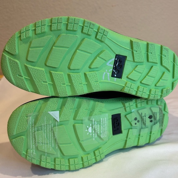 UGG® Kids Size 1 Butte II CWR Glow Graphic Waterproof Snow Boot - Picture 11 of 12